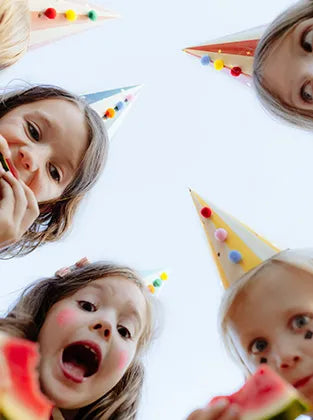 Party šeširi, pištaljke i rekviziti za zabavu