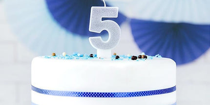 Srebrna rojstnodnevna sveča številka 5 z bleščicami 7 cm