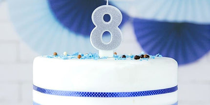 Srebrna rojstnodnevna sveča številka 8 z bleščicami 7 cm